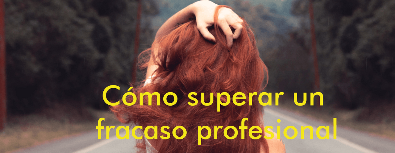como-superar-un-fracaso-profesional cómo superar un fracaso profesional pelirroja de espaldas viendo hacia un camino vacío